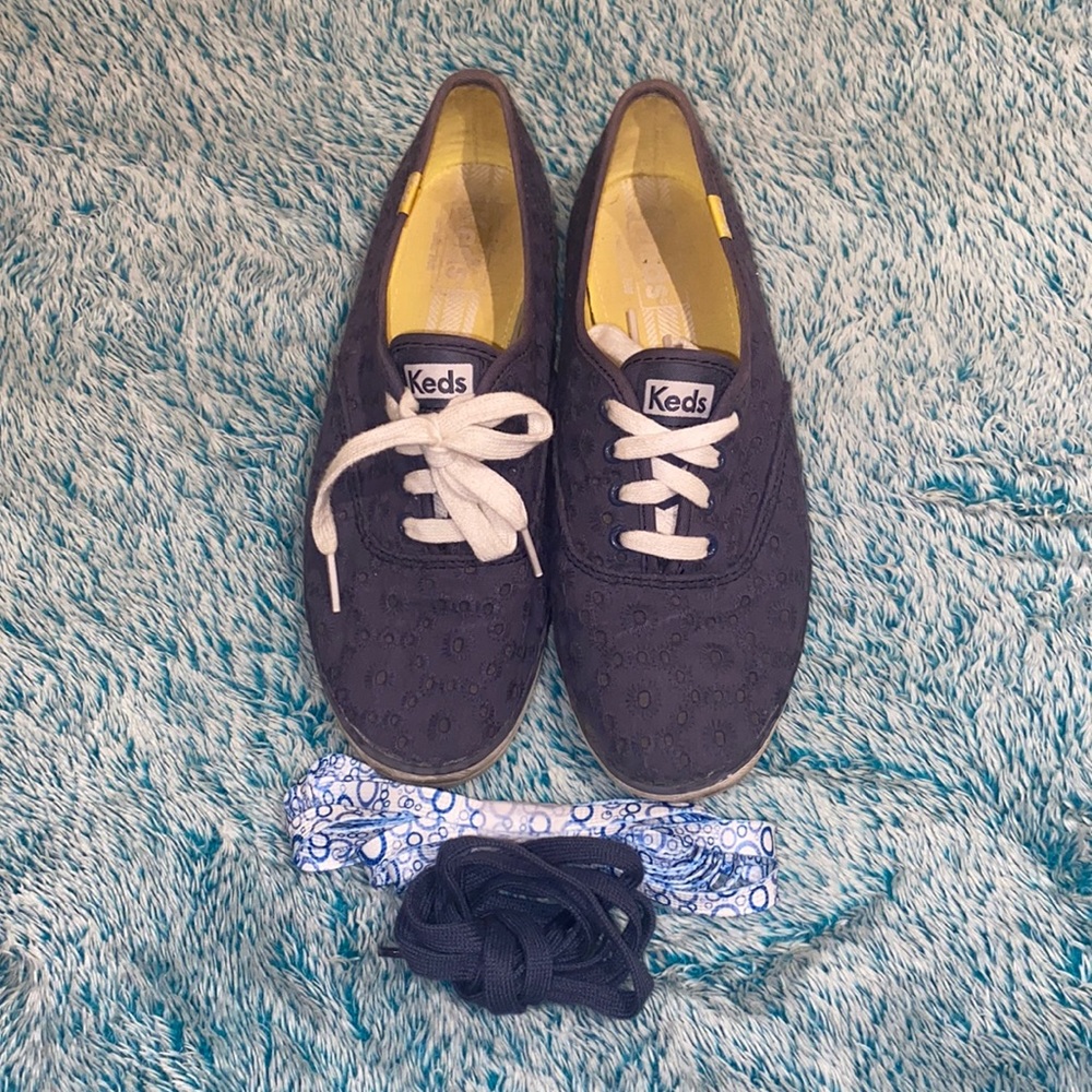 Meds. Navy eyelet. Women’s. 7.5